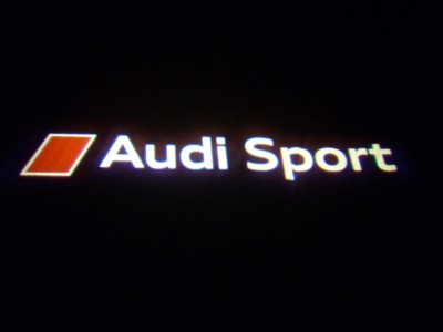 Audi Sport Einstiegsbeleuchtung, Logoprojektion zweifarbig